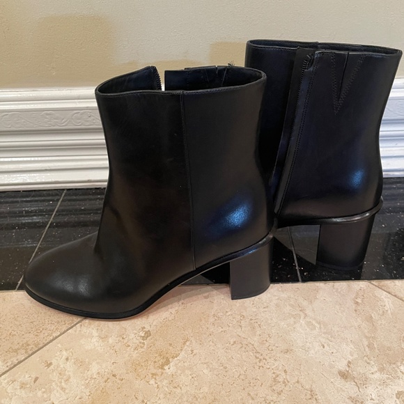 New Tory Burch stamped heel zip bootie - Picture 2 of 9